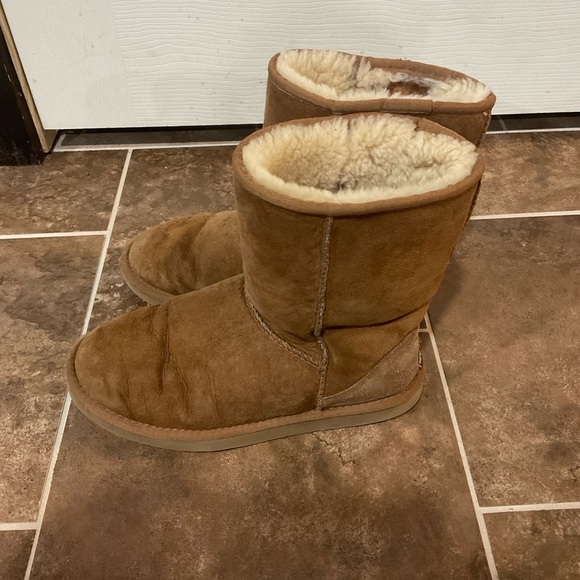 UGG Australia Classic Short Sheepskin Boots in Chestnut Size 8 - Picture 3 of 7